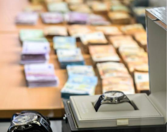 警方抓捕WSM相关人员时缴获的违法物品 | 来源：纽约时报