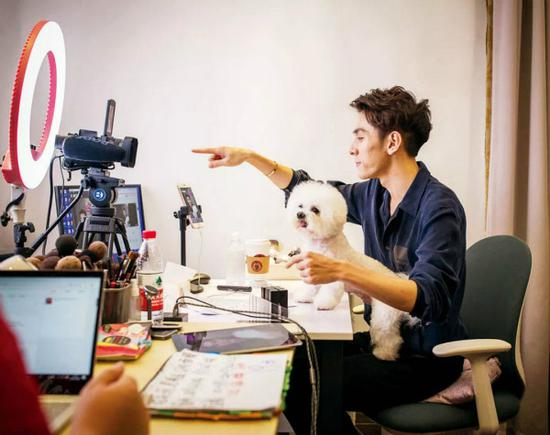 　（李佳琦可以算是今年的现象级网红）