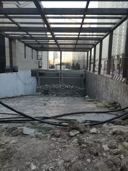 地下车库出入口道路。