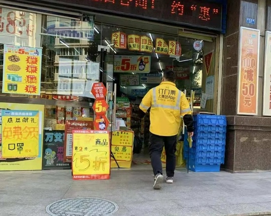 　淡季时，工人下了工，来到站点，戴上头盔，穿上制服，变身外卖小哥