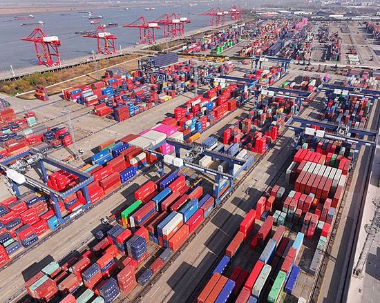 12月14日，江苏南京，江苏省港口集团南京港龙潭港区集装箱码头 视觉中国