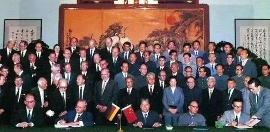 1984年，大众和上汽在人民大会堂的签字仪式