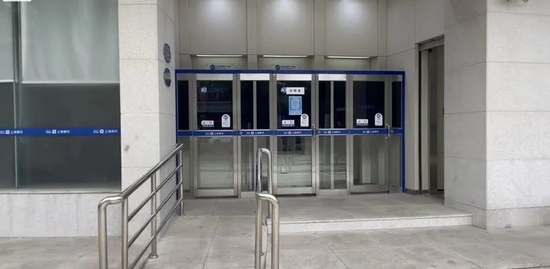 　△仅有一台ATM机承担取款功能。