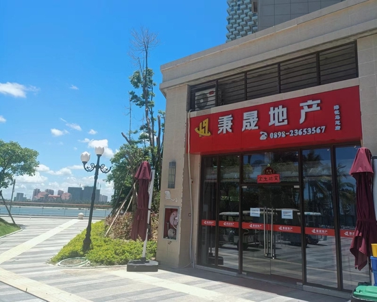 “旺铺出租”的中介门店，时代财经/摄