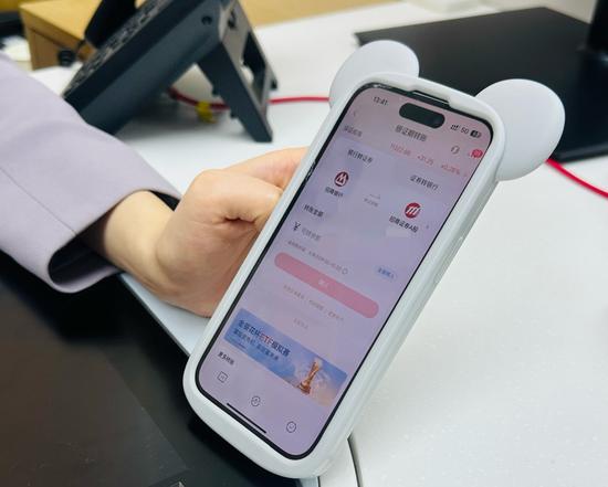  小于向记者介绍银证转账业务  本报记者 张佳琳/摄