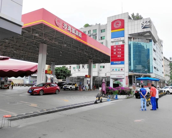 　▲&nbsp;成都某加油站，拍摄：邓雨洁