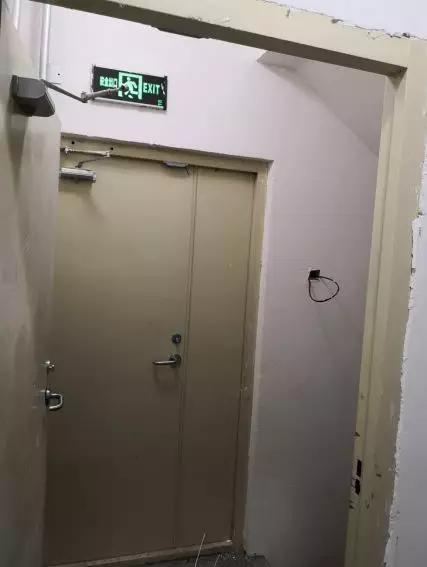 地上与地下连通部位未设防火门。