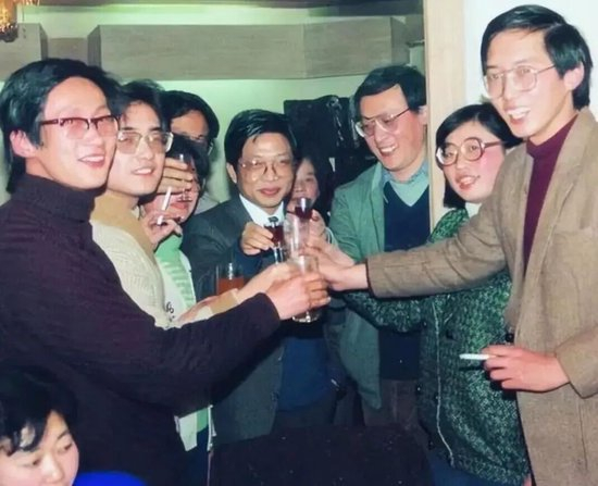 1988年万国证券成立之时，中间为管金生