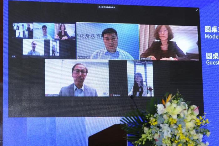 　　【线上嘉宾】上中：中证指数公司研发部总监赵永刚；上右：摩根资产管理中国区总裁王琼慧；下左：香港理工大学金融学教授郑子云；下右：富达国际公司治理及可持续投资业务大中华区总监王芳