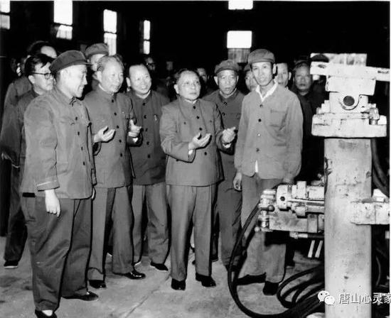 ▲1978年9月19日，肖寒（前左三）陪同邓小平（前右三）视察开滦