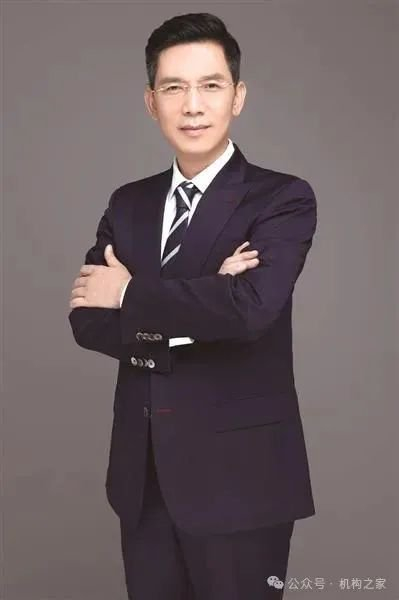 图中人物系周晖