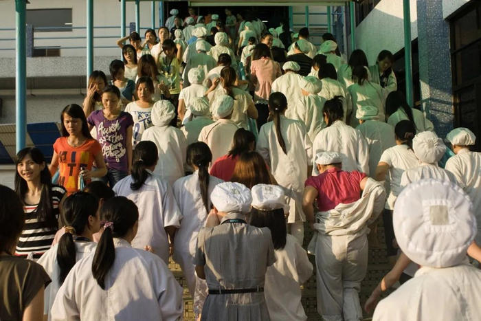 2011年8月19日，东莞市一电子厂的员工交接班时，上班的人和下班的人交织在一起（摄影/占有兵）