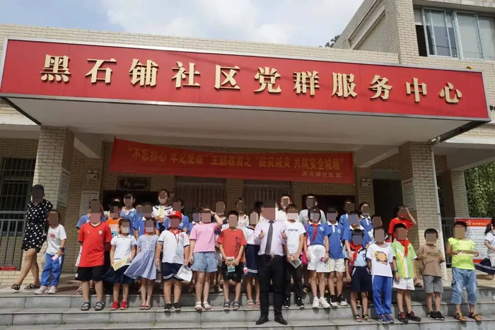 △参加各种公益活动为自己做身份背书