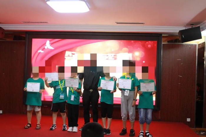 △我为结业的学生做颁奖仪式