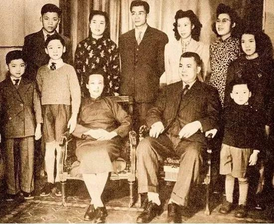 胡忠与江素琛育有胡文翰、胡慧贞、胡慧芳、胡应洲、胡慧英、胡慧彤、胡应湘、胡应洸及胡应滨等共五子四女，组成一个庞大家族 。（胡忠家族全家福。）