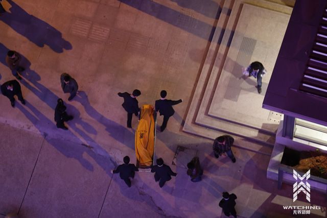 　　图为：2013年4月6日晚，一名长发女子从武汉武昌雄楚大道某小区高楼跳下，当场死亡。 摄影师：原丽阳