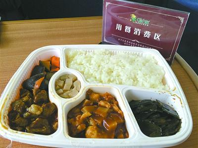 G138列车上45元的土豆炖牛肉套餐/谢竲
