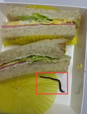 消费者吴女士在“85度C”福州信和店买了个三明治，放到嘴巴时才发现，三明治当中竟然有一条长约5厘米的活蚯蚓，这让吴女士作呕。