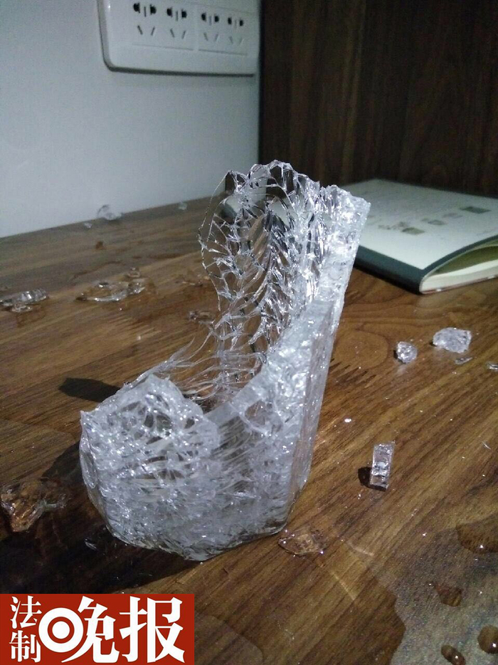宜家玻璃杯半夜突然爆裂。