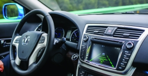 行驶中的长安无人驾驶汽车。本报资料图片