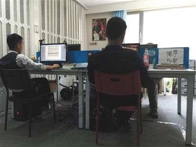 　　4月28日上午，海淀区锦秋家园内，假北影剧组办公室，员工正在整理应聘者信息。新京报记者 赵吉翔 摄