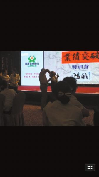 剪头发。知情者供图