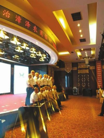 后排员工全被剃成光头，前排员工被剃成“阴阳头”。知情者供图