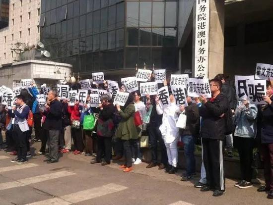 2016年4月，他们聚集在国务院港澳事务办公室门口，但钱仍然不知所踪