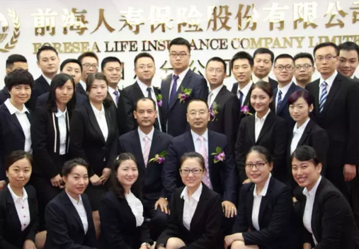   不同于李嘉诚不动神色的暗购，姚振华凭借着庞大的财力，直接举牌万科。