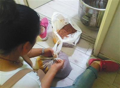 7月10日，北京像素“吉太太灌汤蒸饺”，老板娘将刚碎好的肉馅装进塑料袋。