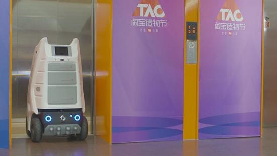 　　小G是一台可以在陆地上行走的机器人，身高1米左右，大概能装10-20个包裹。只要通过手机向小G发出服务需求，他便会规划最优配送路径，将物品送到指定位置，用户可通过电子扫描签收。