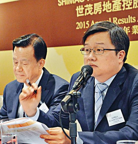 　　2016年3月30日，香港，世茂副主席许世坛（右）表示，未来新补充货源全部来自一二线城市；旁为许荣茂。东方IC 资料