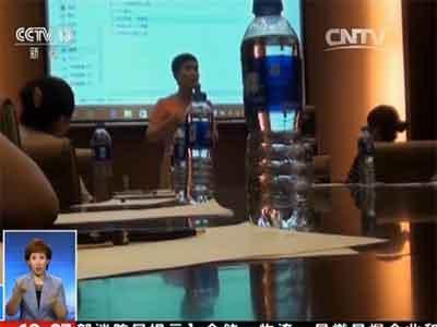 这位就是自然阳光的销售代表。她正在推销一套据说是纯美国制造的保健品，销售方式主要是通过微信。