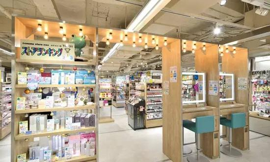 @cosme store商场显眼处会摆出@cosme排名靠前的商品。