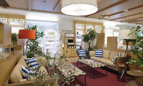 @cosme store店内设置的休息区。