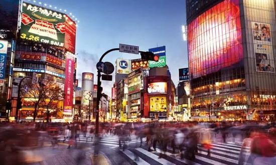 位于东京涩谷、当地流量最大的十字路口。松本清在这里有两家店铺，每天直到关店都挤满了观光 客。