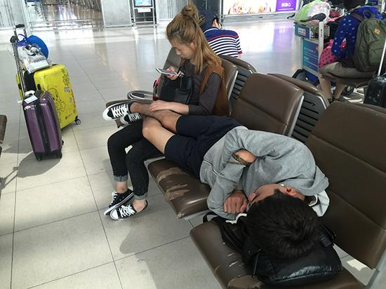 提前6个小时到机场，很多旅客只能睡觉打发时间。 澎湃新闻记者 于亚妮 图