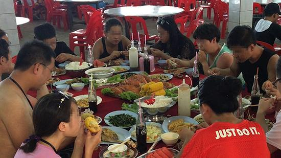 新疆某团自费团员的团餐。 澎湃新闻记者 章婧 图