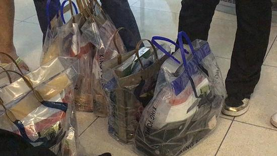 领队代购的化妆品。 澎湃新闻记者 章婧 图