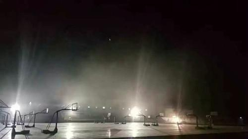 图为10月10日晚历城二中操场浓雾弥漫 在校教师供图