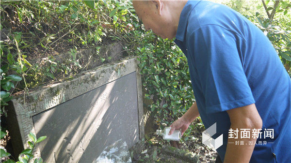 站在父母墓前，牟其中沉思。