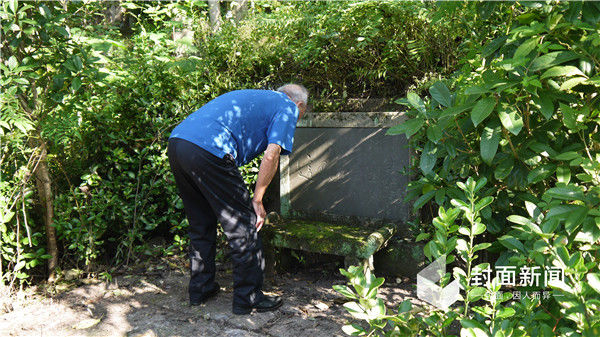 牟其中走近父母的墓碑仔细看了好一阵。墓碑上刻着牟其中亲笔写的墓志铭：这里通向世界。