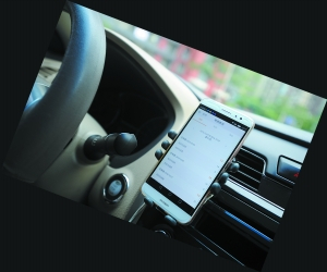 汪博每天工作时间长达14~15个小时，日均接单20~30个。