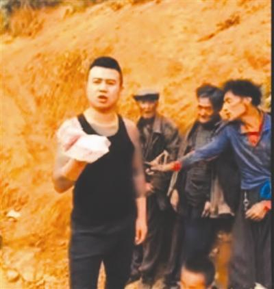 此前直播时，主播“快手杰哥”称要给村民发钱 视频截图