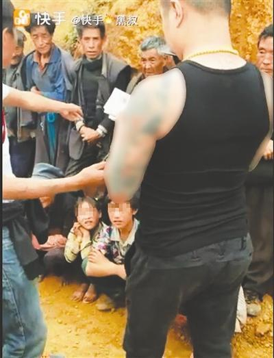 做“伪慈善”的主播“快手杰哥”将发给村民的钱收了回来 视频截图