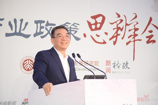 图为林毅夫教授在第72次【朗润•格政】产业政策思辨会上发言。