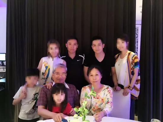 （黄女士每年都会从美国飞回中国与丈夫孩子一家团聚）