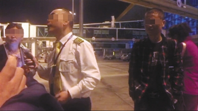 机组人员在停机坪与下机乘客交谈。 本版图片/受访者供图