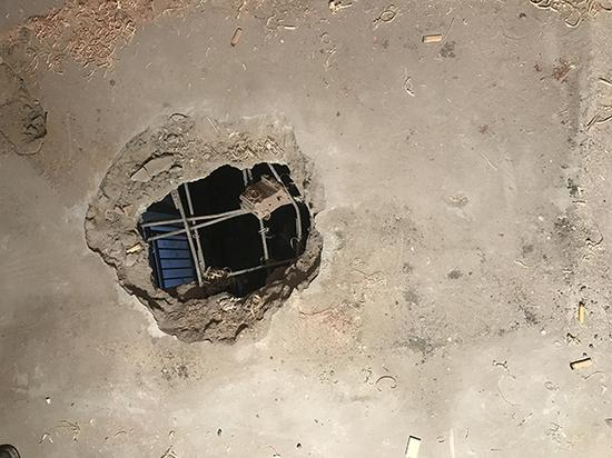 通风井内浇筑的楼板被砸出一个大窟窿。 澎湃新闻记者&nbsp;邱海鸿&nbsp;图业主与城管冲突，有人称被打伤