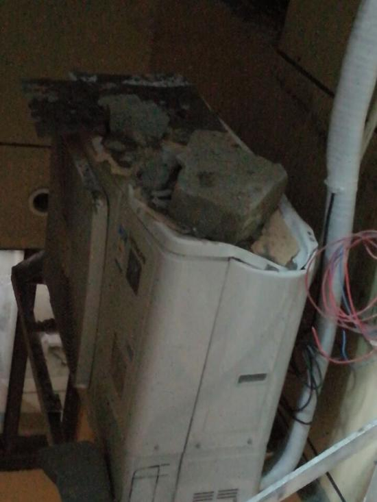 业主称这是拆除后被破坏的空调外机。 业主 供图